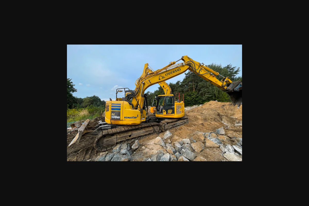 Dwie koparki Komatsu podczas przygotowania terenu