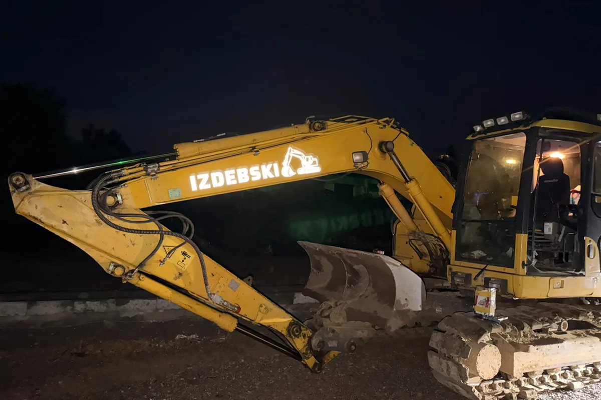 Koparka Izdebski podczas pracy nocnej