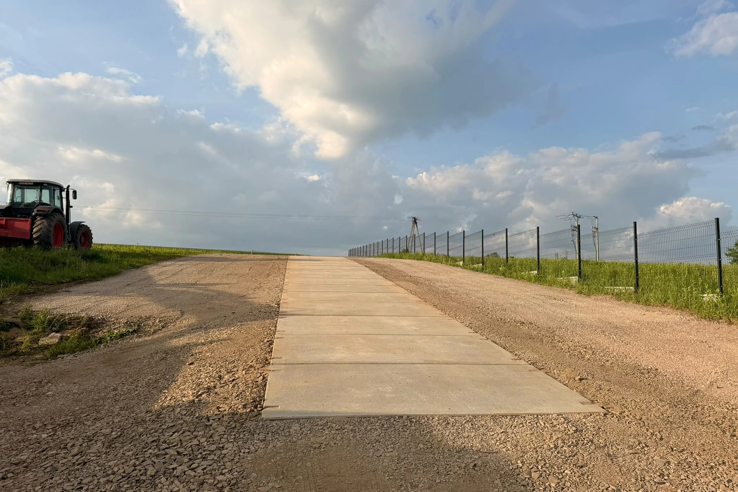 Droga dojazdowa z płyt betonowych