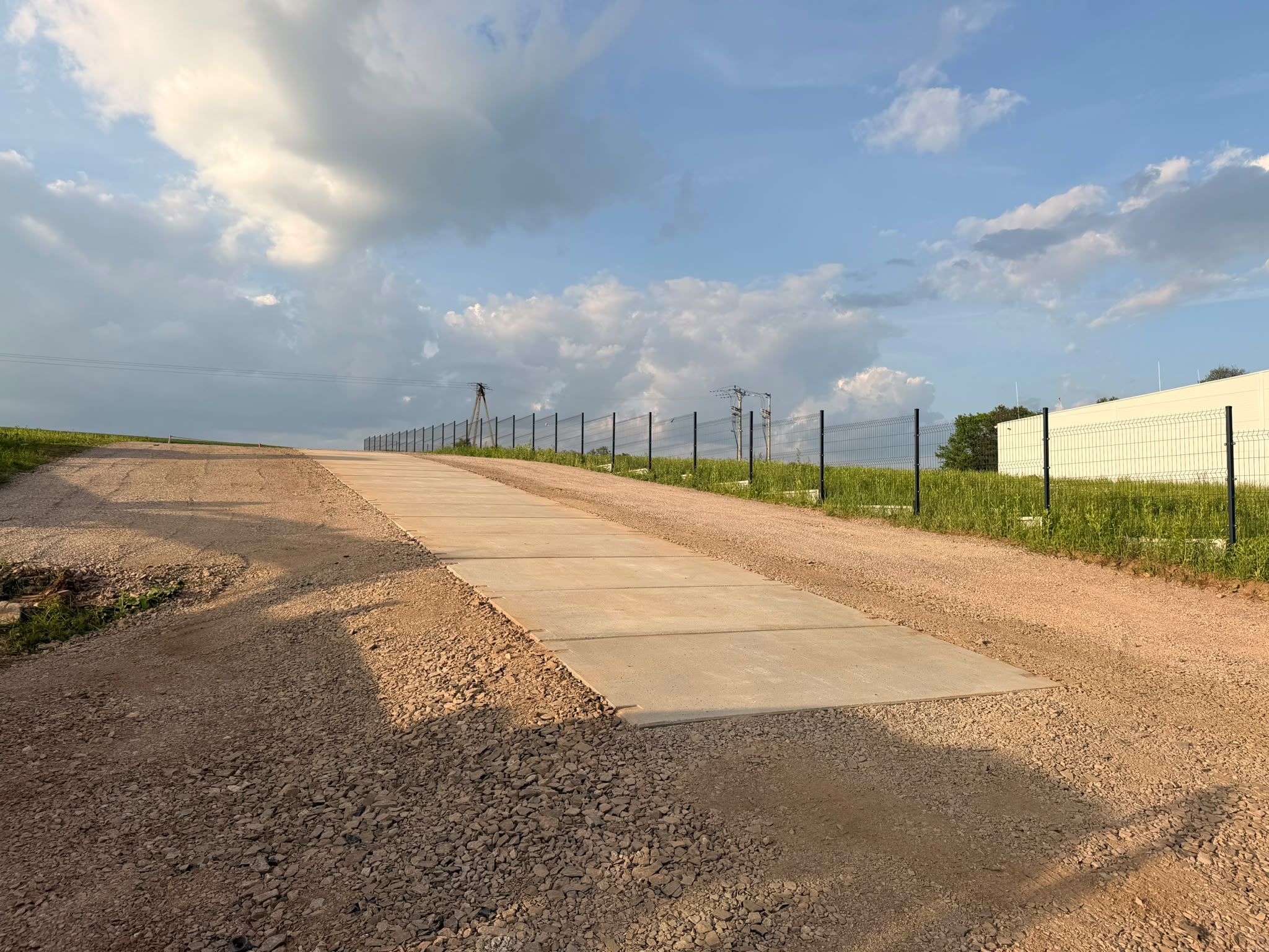 Droga dojazdowa z płyt betonowych – zdjęcie 4