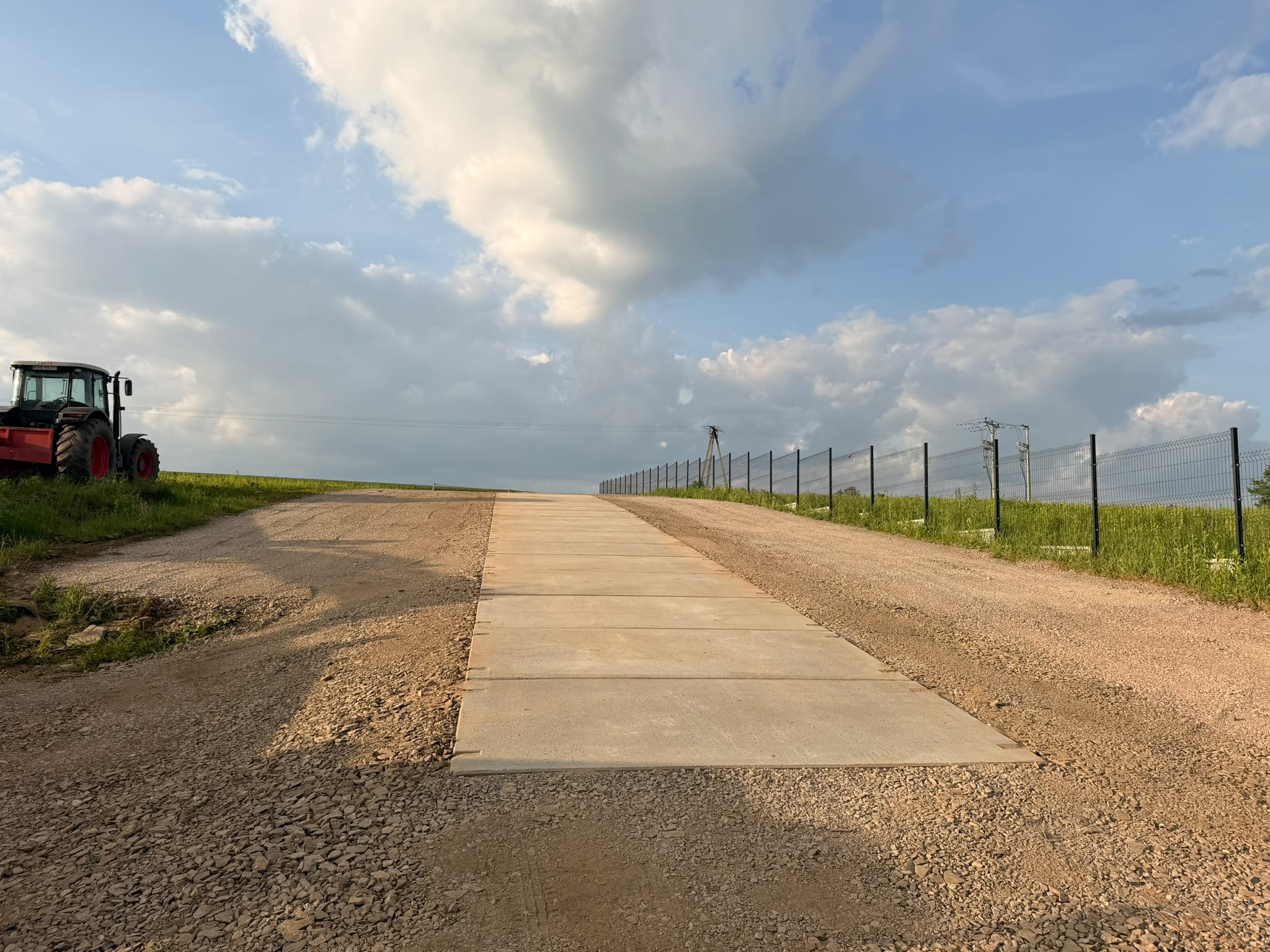 Droga dojazdowa z płyt betonowych