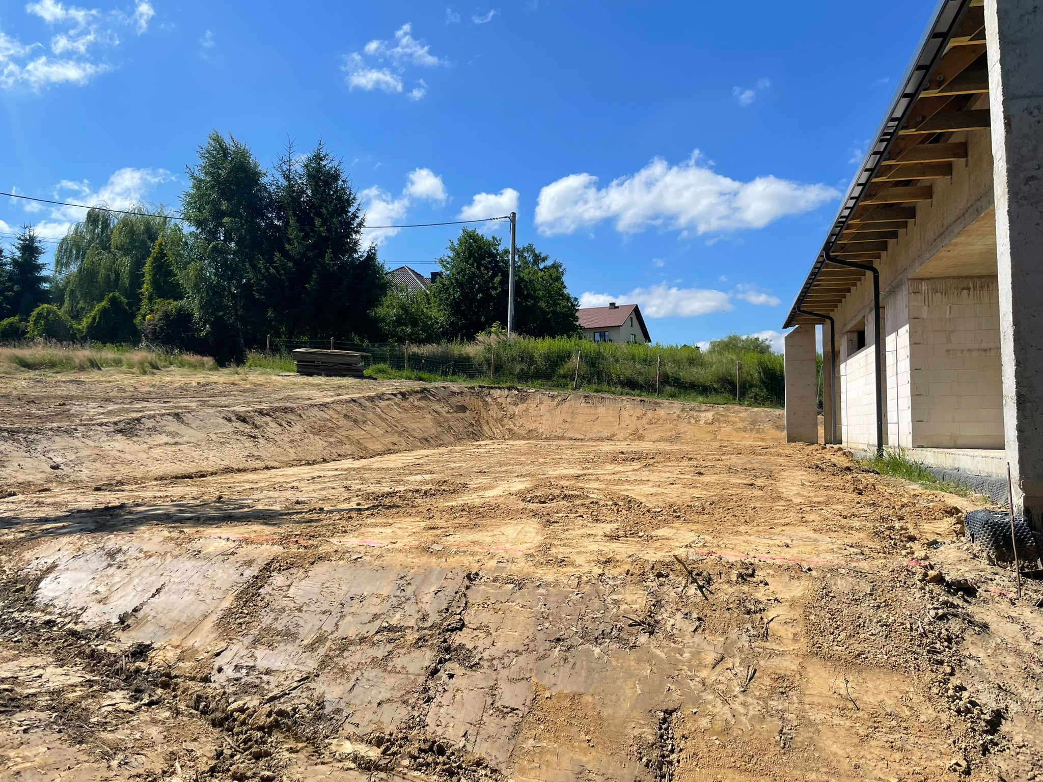 Przygotowanie terenu przy budynku na skarpie – zdjęcie 2