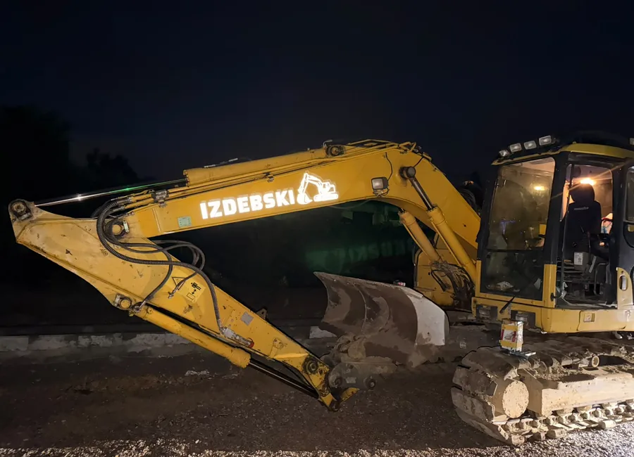 Koparka Izdebski podczas pracy nocnej